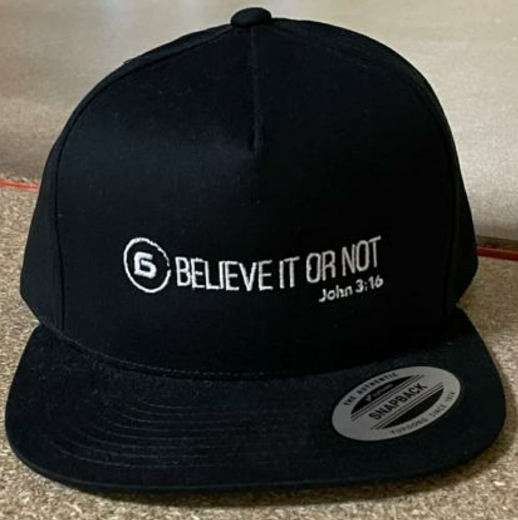 Cap snapback zwart met wit logo en tekst John 3:16